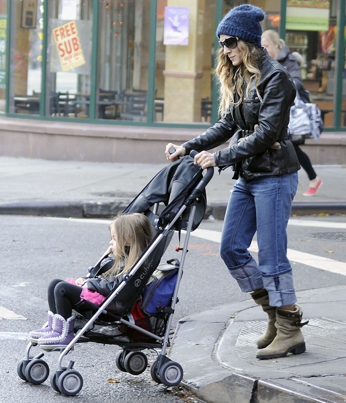 Sarah Jessica Parker on her morning school run with her daughters in New York City on December 3, 2012