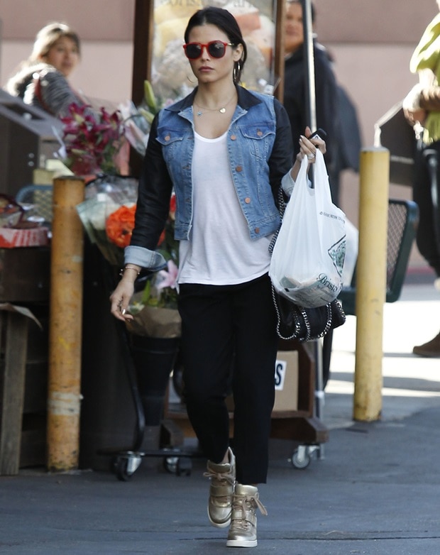 A pregnant Jenna Dewan-Tatum picks up some groceries at Bristol Farms market