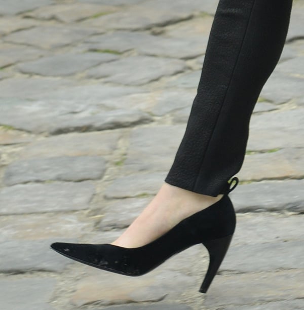 Elisabeth Olsen rocks black pumps from the Louis Vuitton Pre-Fall 2013 collection