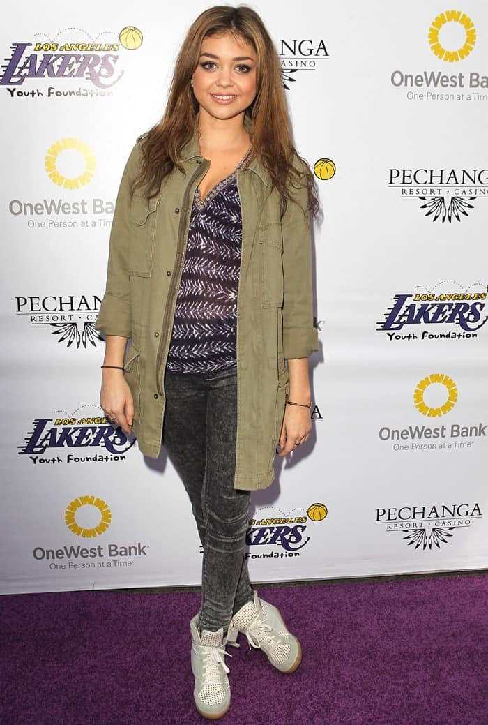 Sarah Hyland attends the Lakers Casino Night fundraiser 