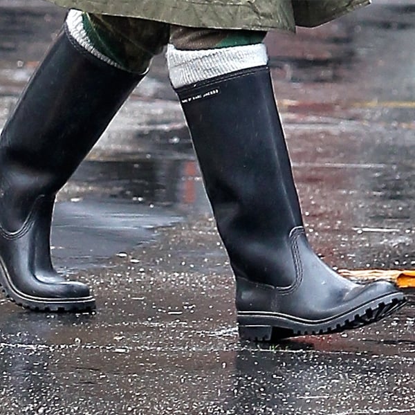 Gwen Stefani in trusty black leather SAX boots