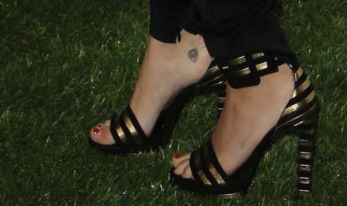 A closer look at Miley's gorgeous sandals