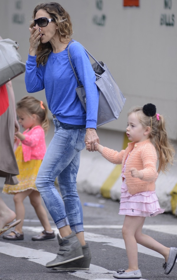 Sarah Jessica Parker takes her twin daughters to school