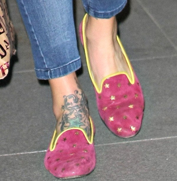 Fearne Cotton wearing pink slippers with star prints and yellow piped trims while arriving at the BBC Radio 1 studios