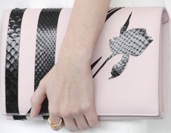 Anna Kendrick carried a large pink-and-black clutch from Dior