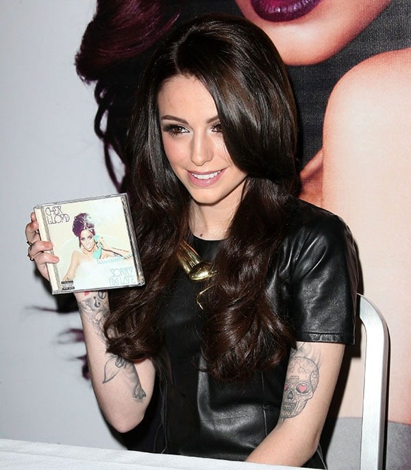 Cher Lloyd looked gorgeous with smoky eyes and brownish pink lips