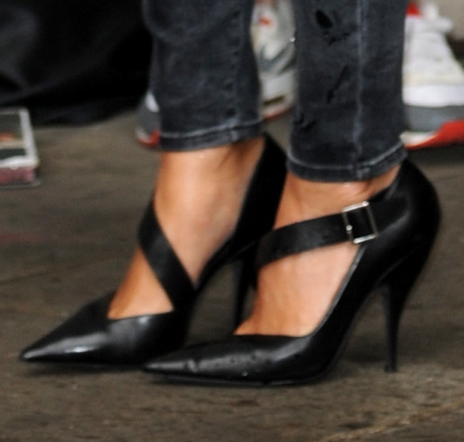 A closer look at Nicole's Narciso Rodriguez pointy pumps