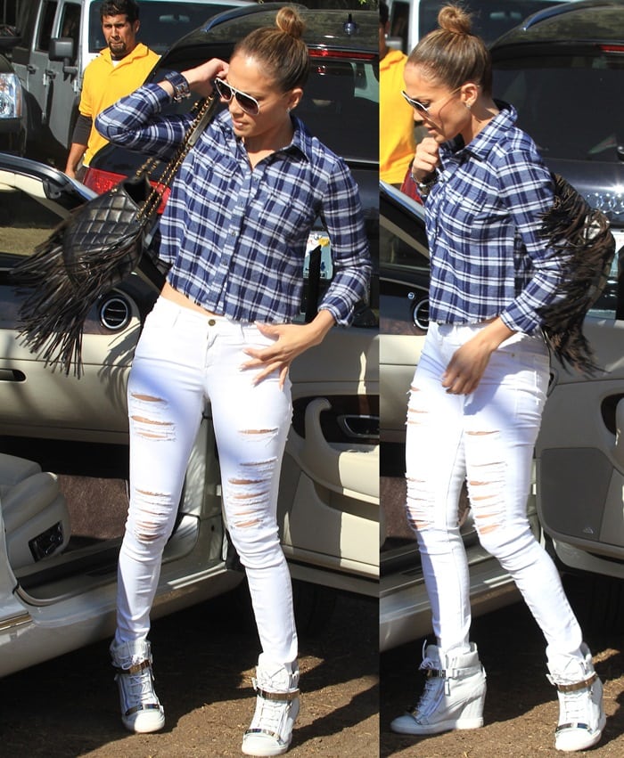 Jennifer Lopez sported 'Le Color Rip' skinny jeans by Frame Denim styled with a cropped navy flannel shirt