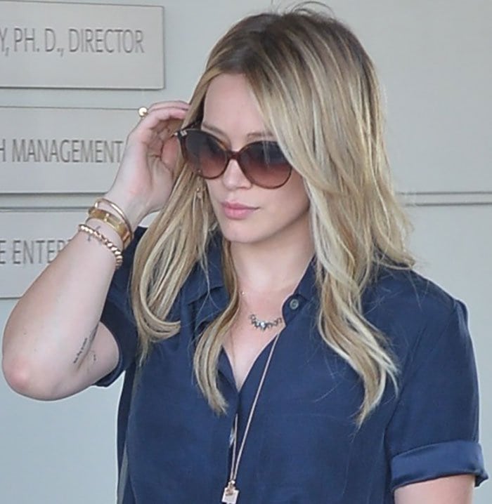 Hilary Duff let her blonde hair flow loosely over her shoulders in gorgeous waves and wore simple makeup