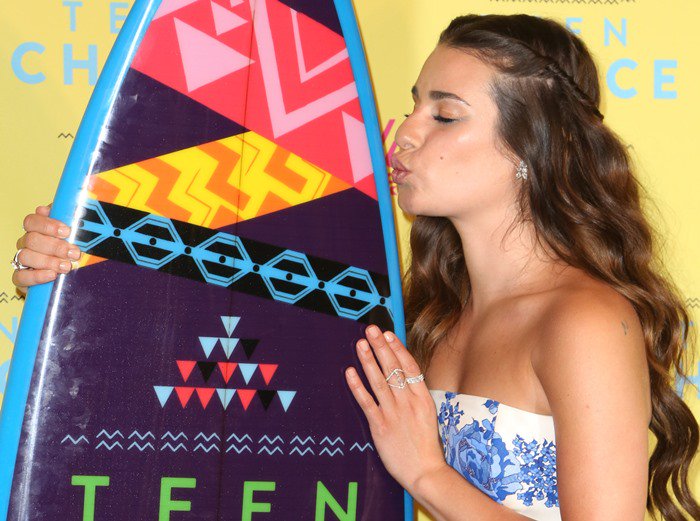 Lea Michele kissed her surfboard in a cute floral strapless dress
