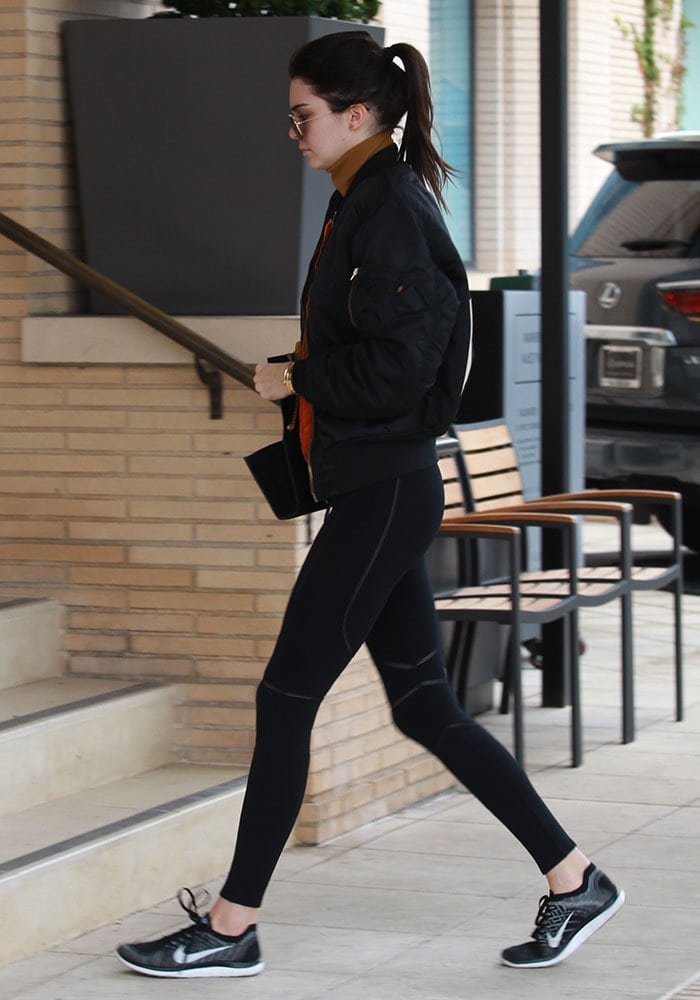 Kendall-Jenner-leggings-crop-top-jacket