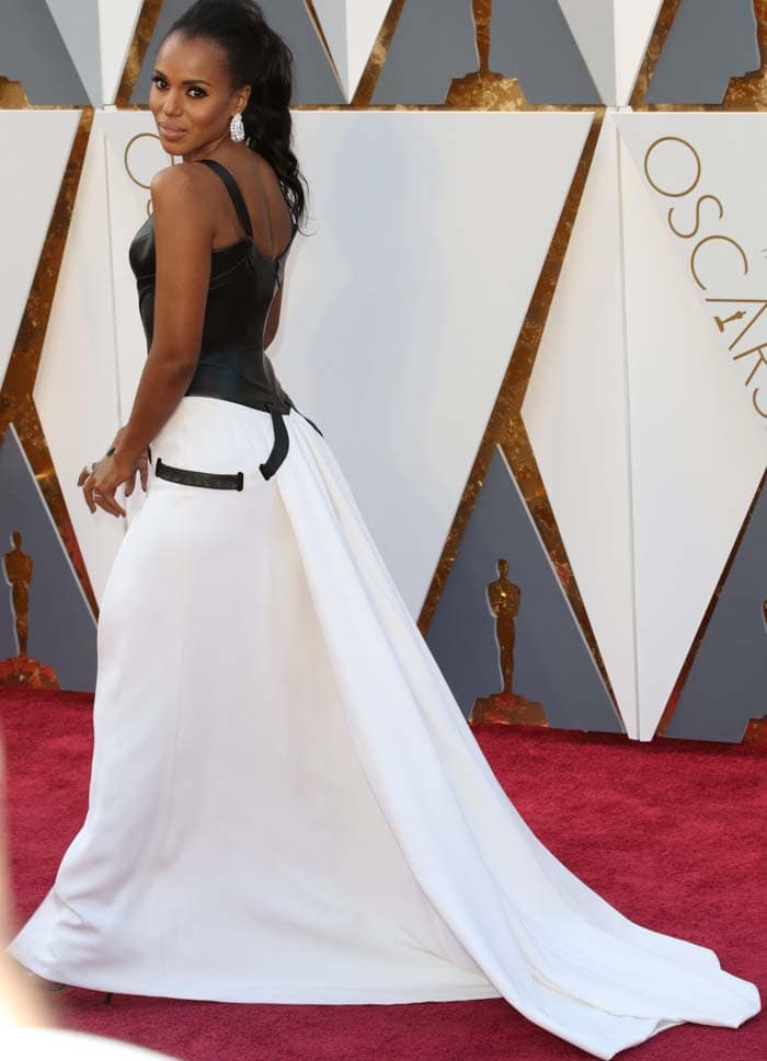 Kerry Washington shows off the back of her Atelier Versace gown
