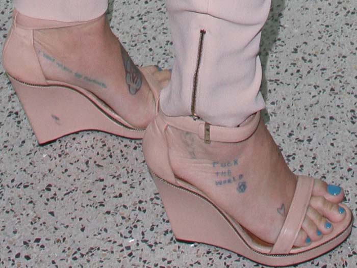 Kesha's trashy tattooed feet