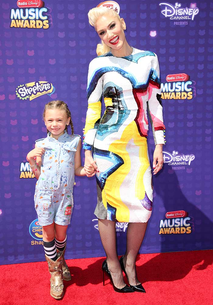 Gwen Stefani poses on the red carpet of the Radio Disney Music Awards