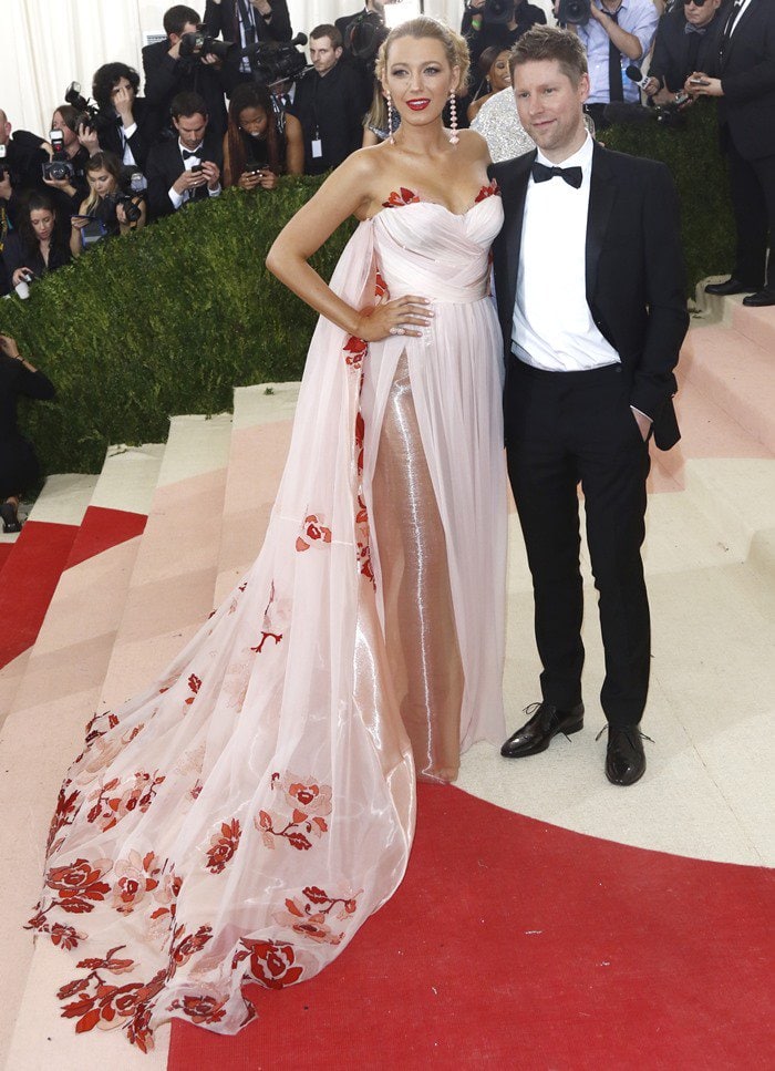 Blake Lively posing with Christopher Paul Bailey. the Chief Creative and chief executive officer of Burberry, at the 2016 Metropolitan Museum of Art Costume Institute Gala – Manus x Machina: Fashion in the Age of Technology held at the Metropolitan Museum of Art in New York City on May 2, 2016