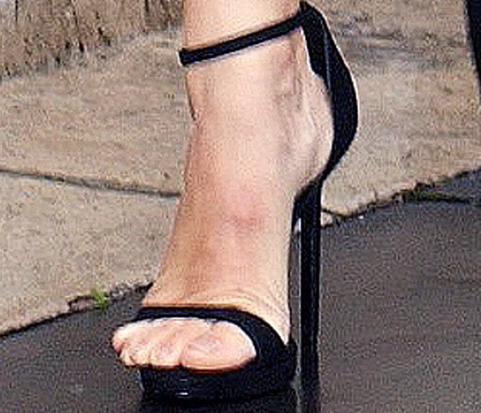 Jennifer Garner PFW Versace Black Sandals 2