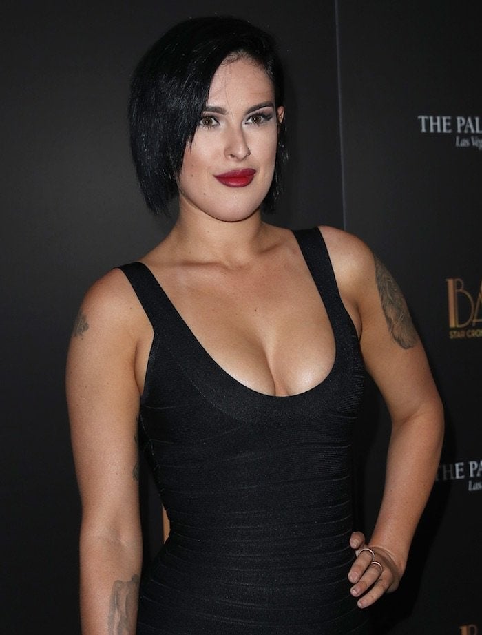 Rumer Willis finished off her look with bold red lips and minimal accessories