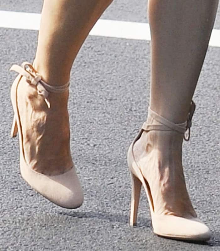Jennifer Garner's feet in nude suede pumps
