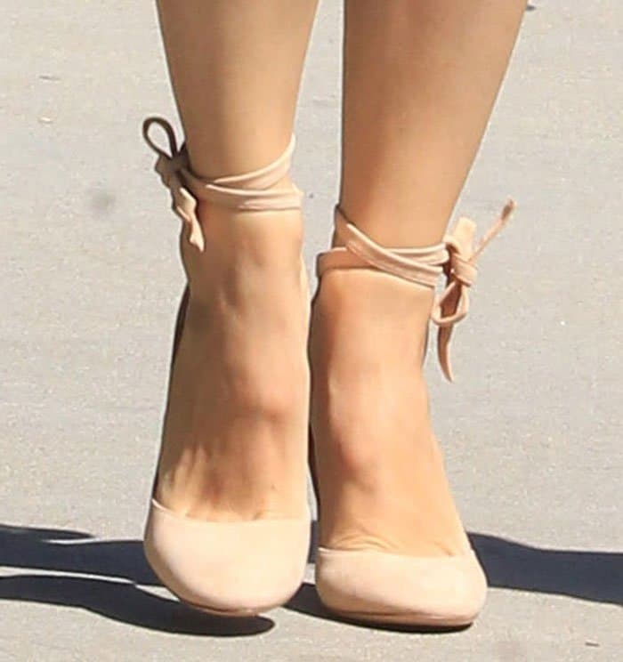 Jennifer Garner's feet in nude suede pumps