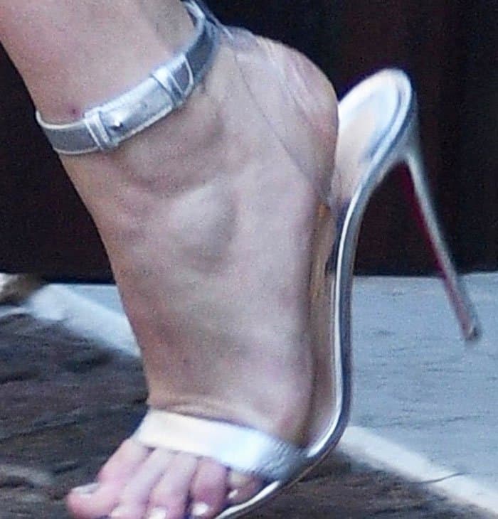 Jennifer steps out in the cold in a pair of Christian Louboutin "Jonatina" sandals
