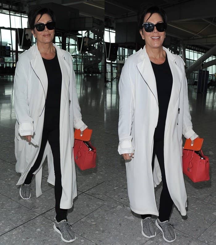 Kris Jenner trägt Yeezy Boost 350 Turnschuhe am Flughafen Heathrow in London am 14. Juli 2015