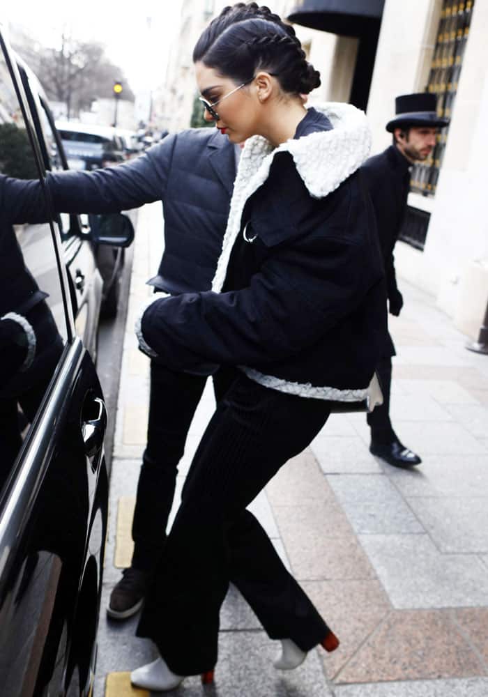 The young model enters her car to go around Paris