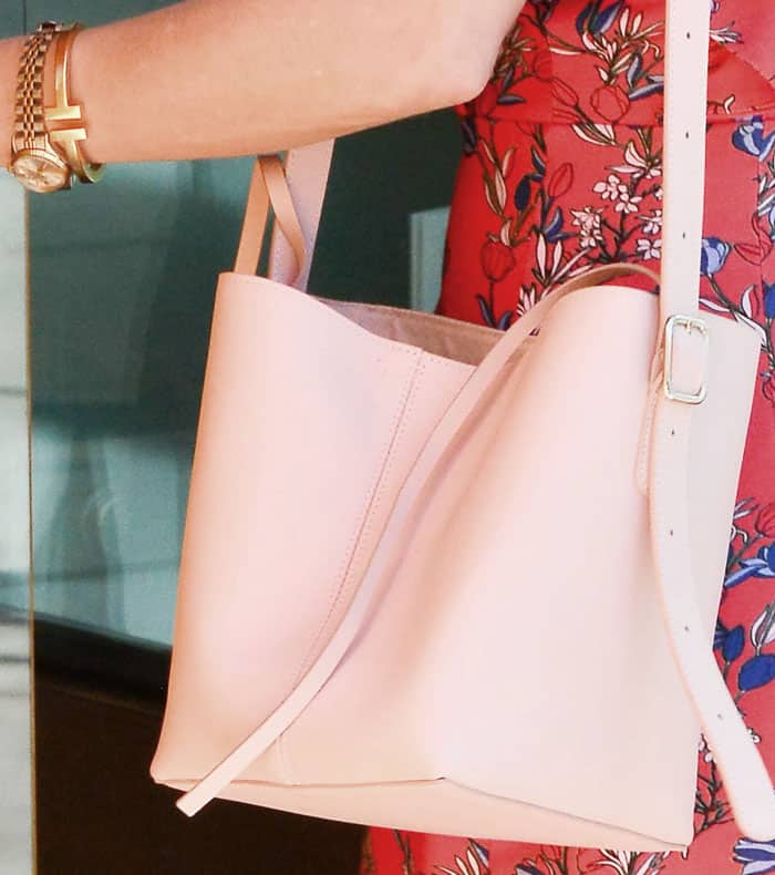 Reese pairs her look with a nude bucket bag