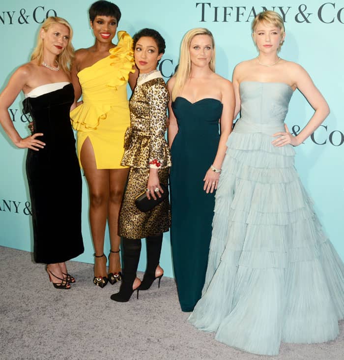 Jennifer poses with other celebrities at the event