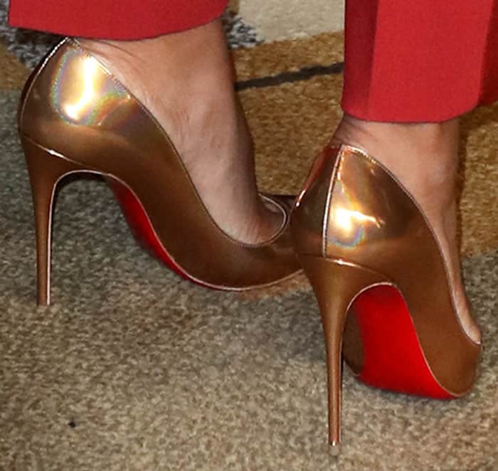 Kerry inserted a bold contrast into her look with a pair of Christian Louboutin So Kate pumps