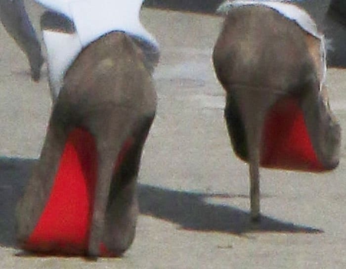Zoe goes for the classic Christian Louboutin "So Kate" pumps