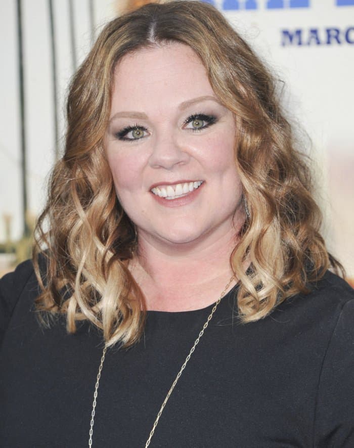 Melissa McCarthy kept her makeup simple with smoky eyes and nude lips