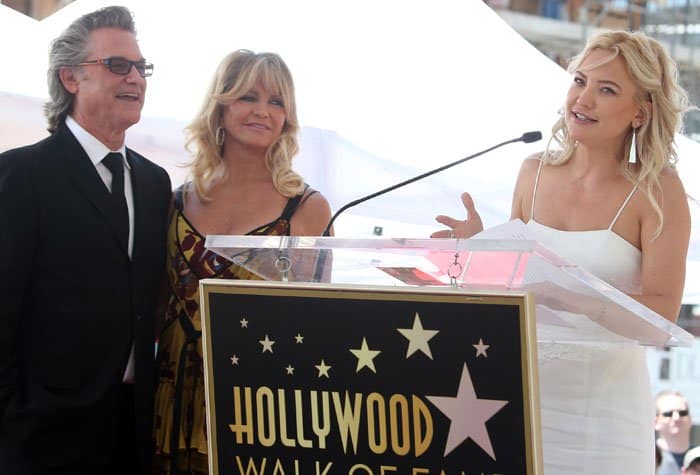 Kate gives a heartfelt speech to honor her parents, Goldie Hawn and Kurt Russell