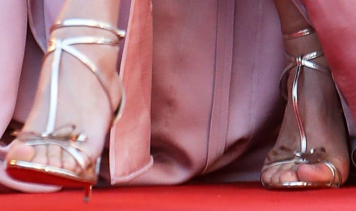 Uma adds a little romance to her look with a pair of bow-detail Christian Louboutin "Blakissima" sandals