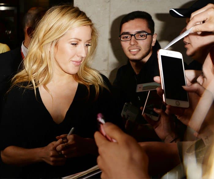 Ellie stopped to sign autographs and take pictures with her fans