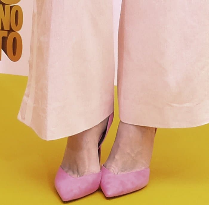 Kristen Wiig wearing a pink Osman suit and Stella Luna "Indispensable" pumps at the "Despicable Me 3" Madrid photocall