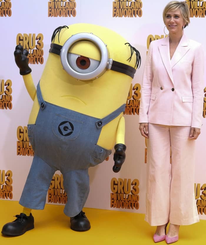 Kristen Wiig wearing a pink Osman suit and Stella Luna "Indispensable" pumps at the "Despicable Me 3" Madrid photocall