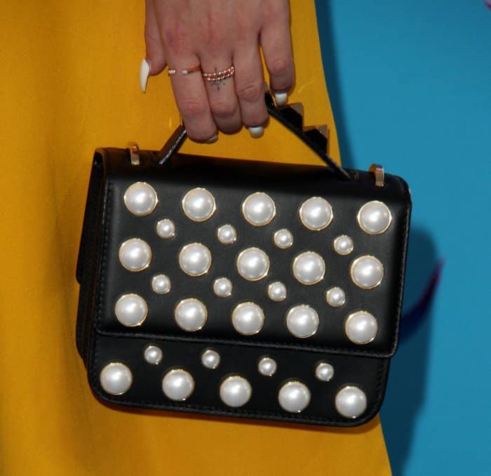 Bea Miller carrying a Salar Milano bag at the 2017 Teen Choice Awards