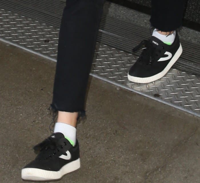 Kate Upton arriving at LAX in Tretorn "Nylite Plus" sneakers