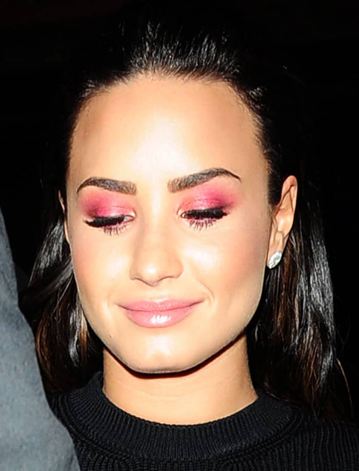 Demi sported a beautiful pink gradient eyeshadow