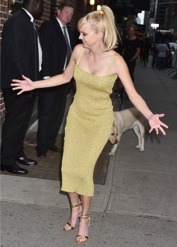 Anna Faris donned a shimmery gold Creatures of Comfort Fall 2017 dress that she styled with gold metallic sandals from Sophia Webster