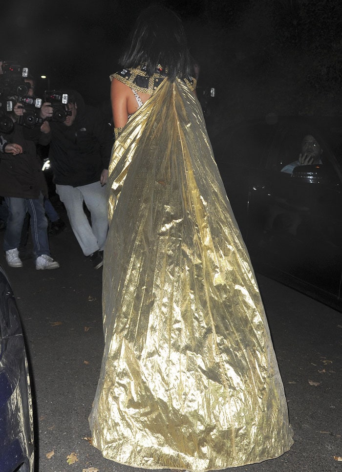 Nicole exits the Jonathan Ross party with her gold cape trailing behind her
