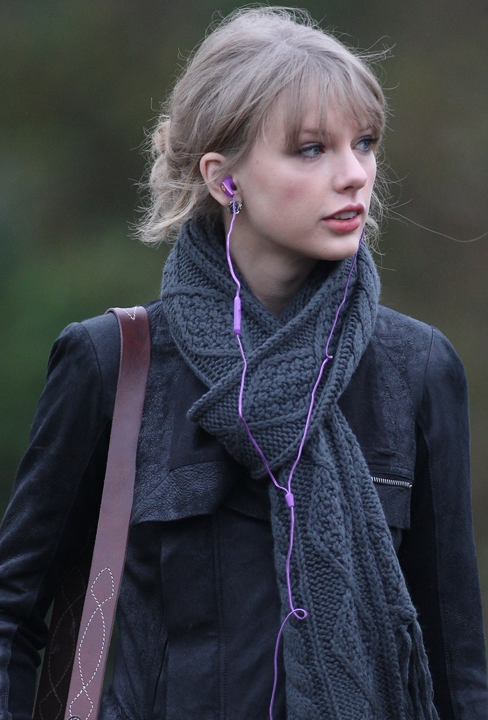 Taylor Swift wearing Skullcandy headphones