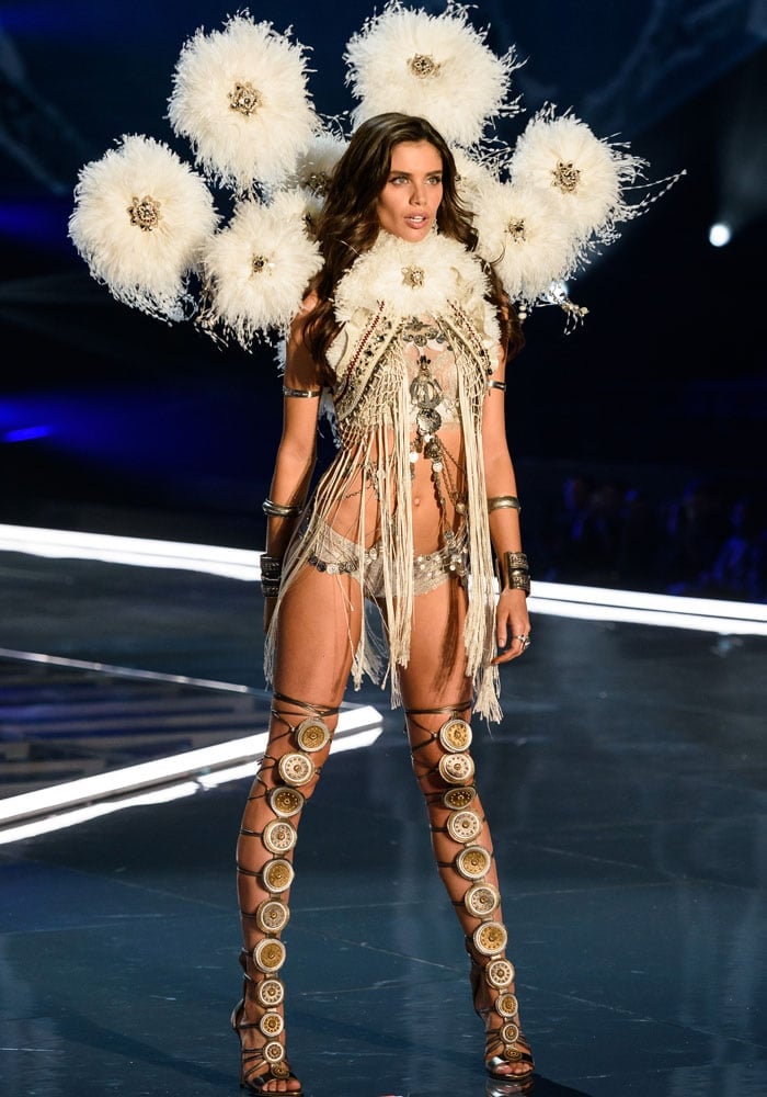 Sara Sampaio looks like a winter glamazona in her fringe and feather outfit