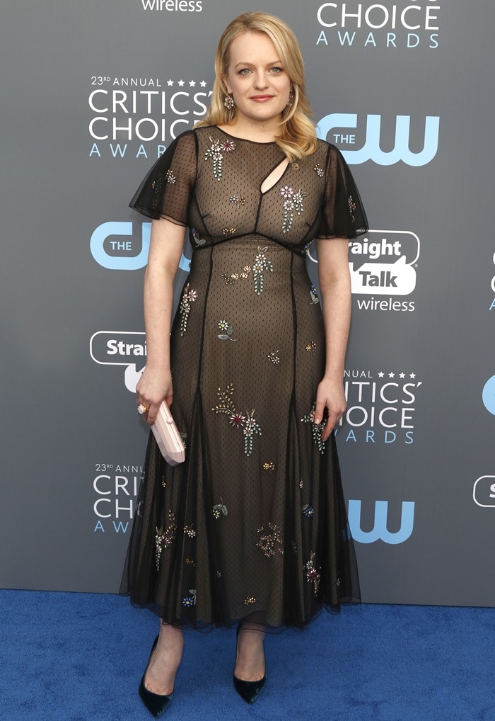 Elisabeth Moss wearing an extremely unflattering dress from the Erdem Pre-Fall 2018 dress at the 2018 Critics’ Choice Awards at The Barker Hangar in Santa Monica, California, on January 11, 2018