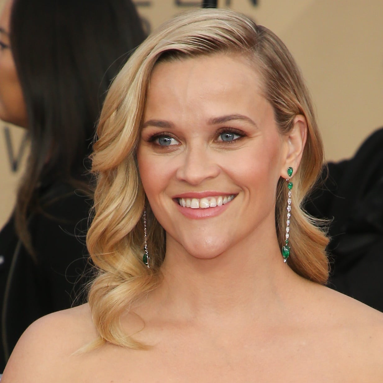 Reese Witherspoon showing off her striking Gismondi 1754 drop earrings