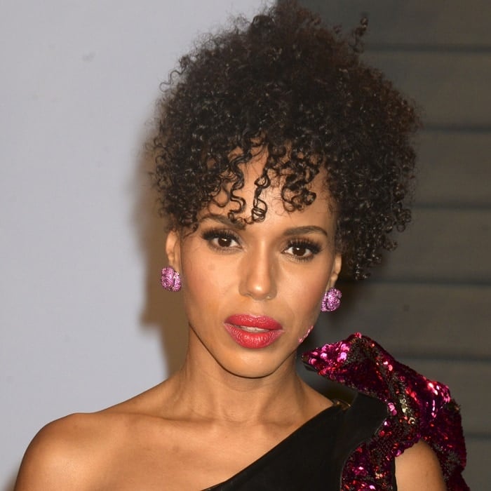 Kerry Washington showing off her pink earrings at the 2018 Vanity Fair Oscar Party