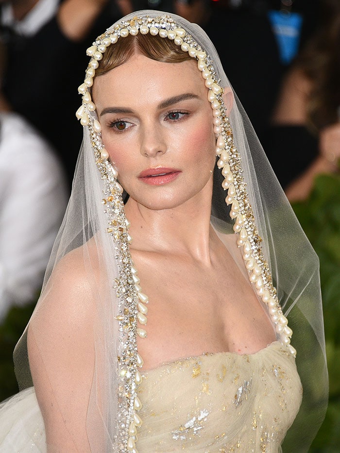 Kate Bosworth wearing an Oscar de la Renta pearl-embellished veil.