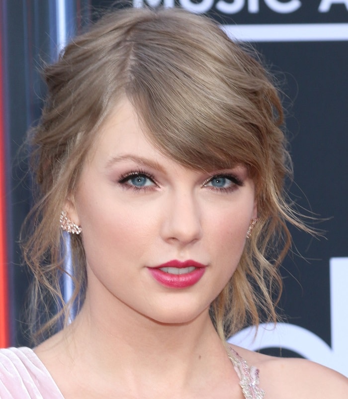 Taylor Swift showing off her Hueb earrings at the 2018 Billboard Music Awards held at the MGM Grand Garden Arena in Las Vegas on May 20, 2018