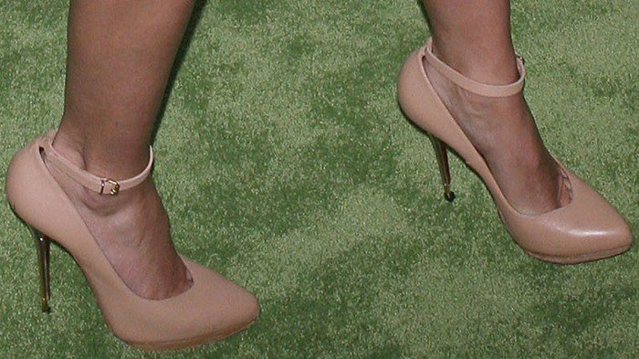Cameron Diaz shows off her feet in dainty nude heels