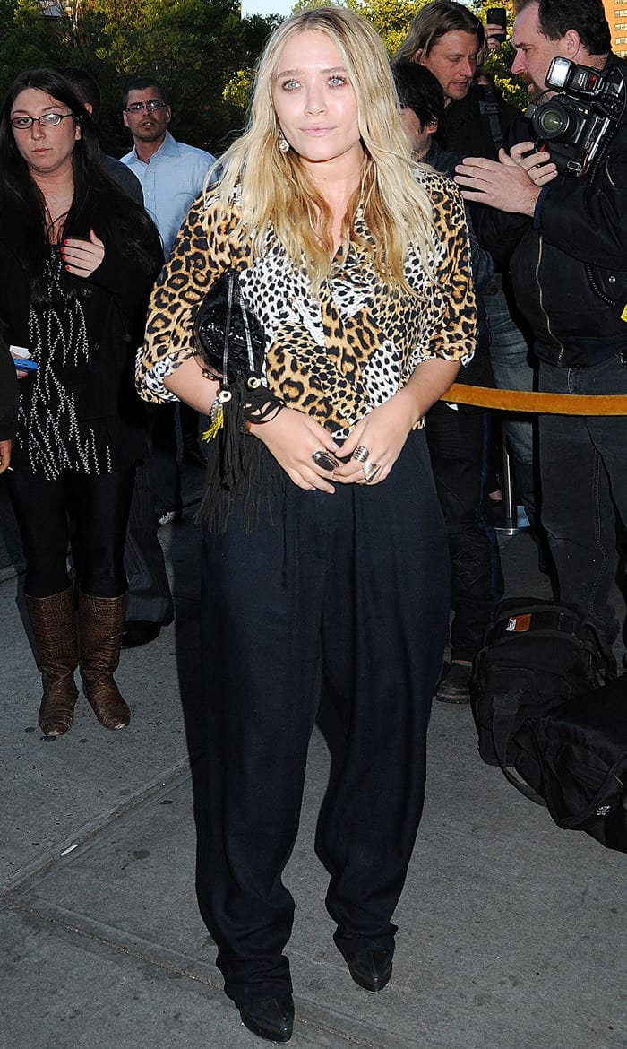 Mary-Kate Olsen e stepped out wearing a leopard print button-down shirt with rolled-up cuffs, further demonstrating her affinity for this distinctive pattern